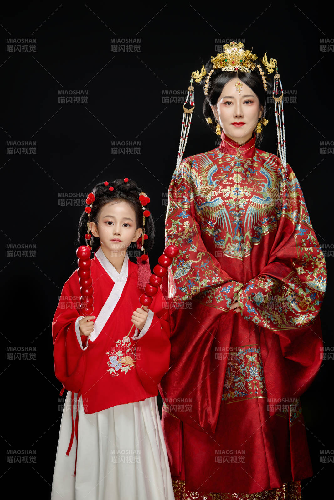 黑色背景下漢服裝扮的中國母女親子人像