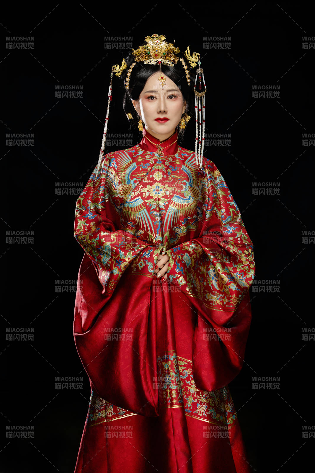 黑色背景下穿著中國明朝明制漢服服飾的女性