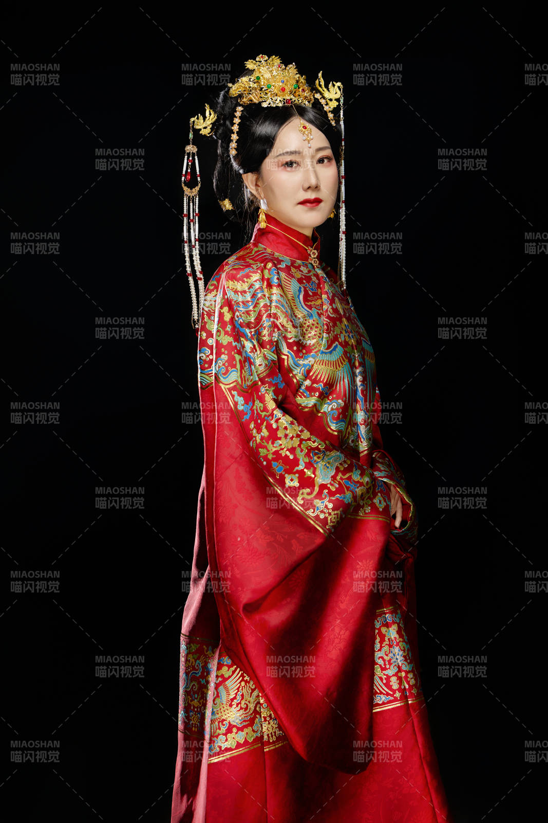 黑色背景下穿著中國明朝明制漢服服飾的女性