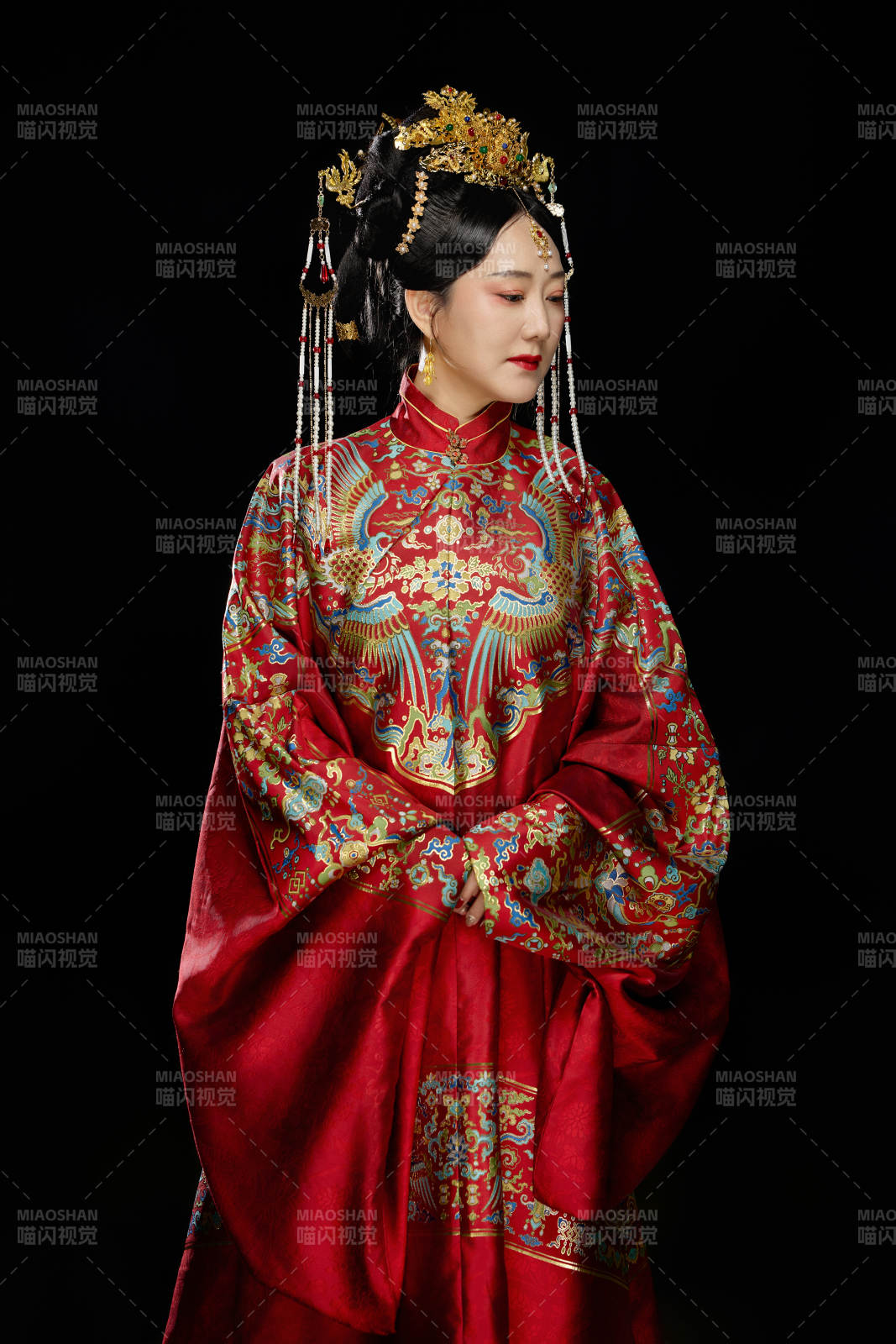 黑色背景下穿著中國(guó)明朝明制漢服服飾的女性