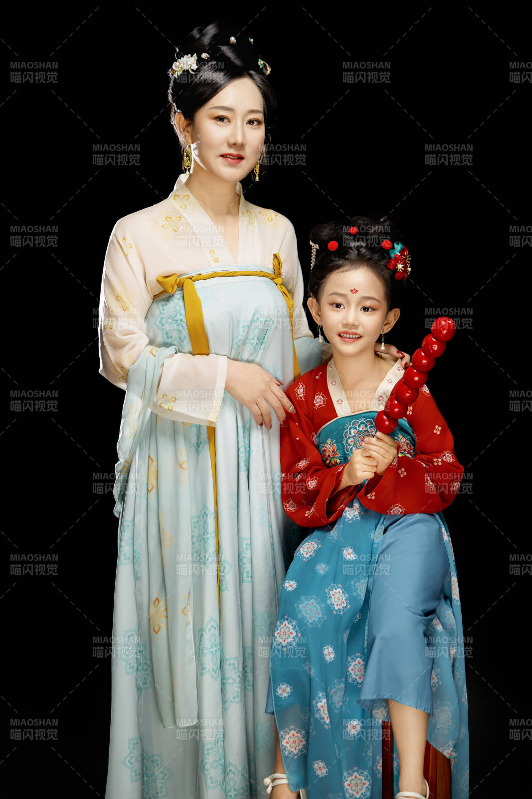 黑色背景下漢服裝扮的中國母女親子人像