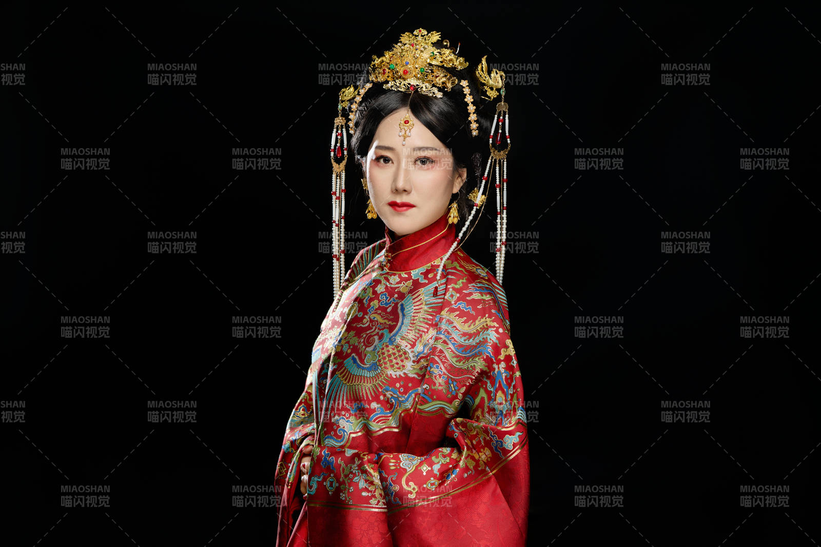 黑色背景下穿著中國明朝明制漢服服飾的女性