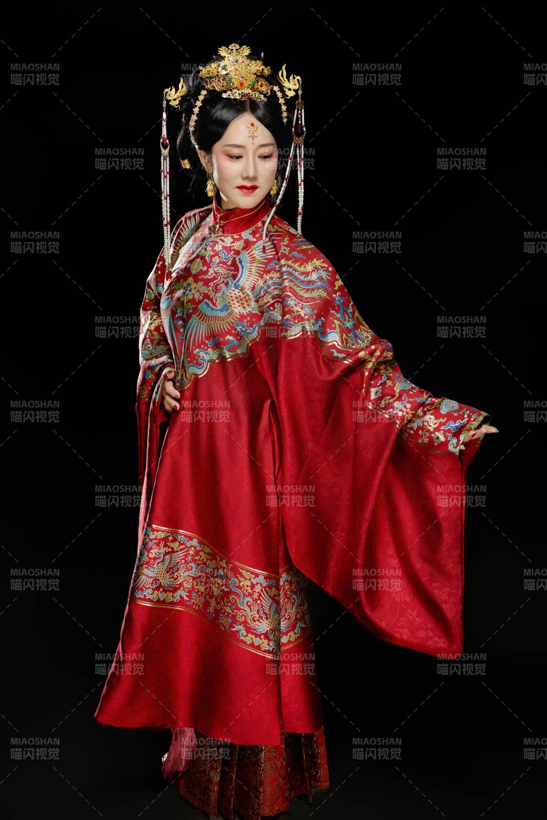 黑色背景下穿著中國明朝明制漢服服飾的女性