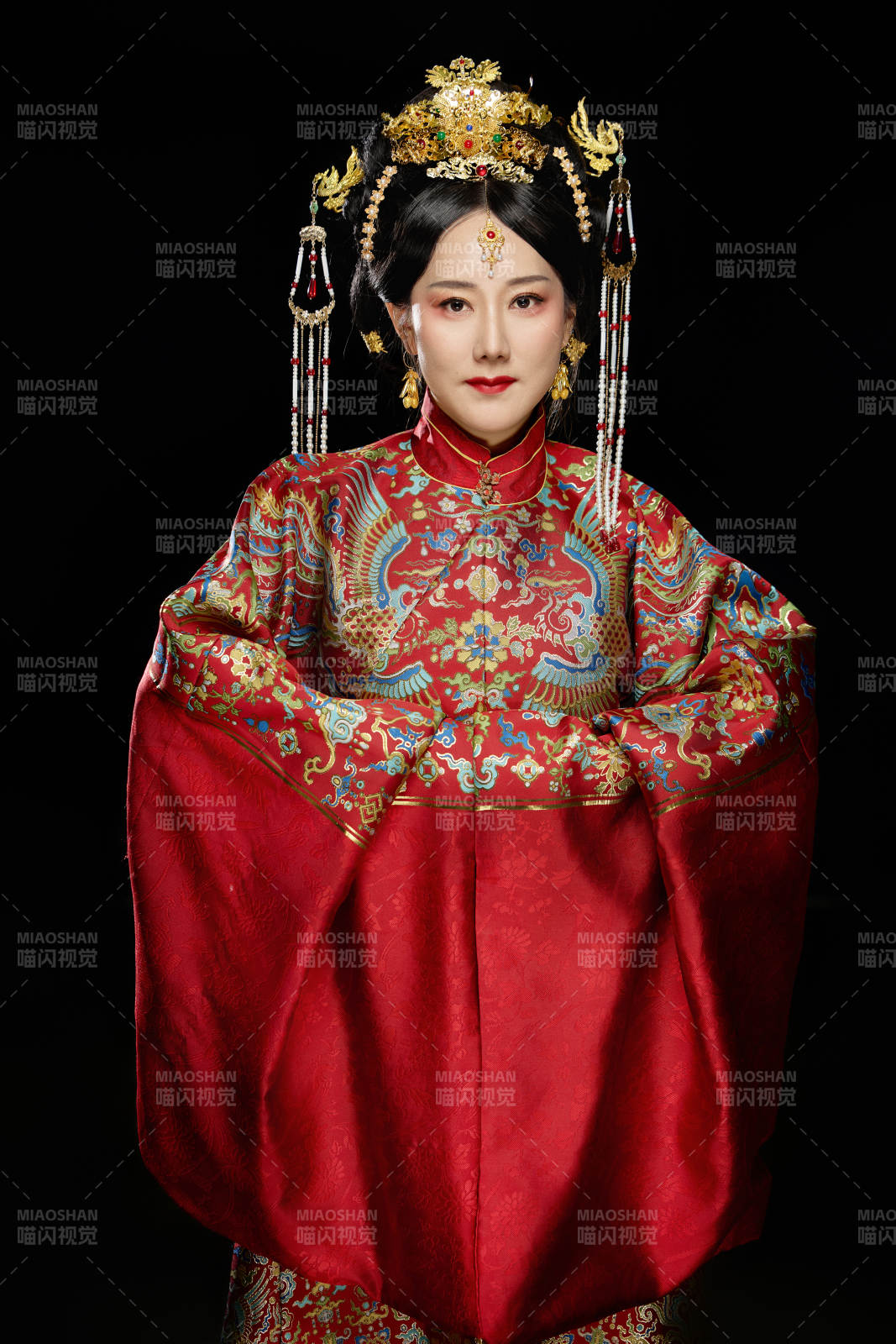 黑色背景下穿著中國明朝明制漢服服飾的女性