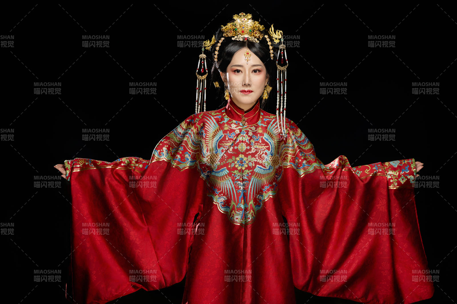 黑色背景下穿著中國明朝明制漢服服飾的女性