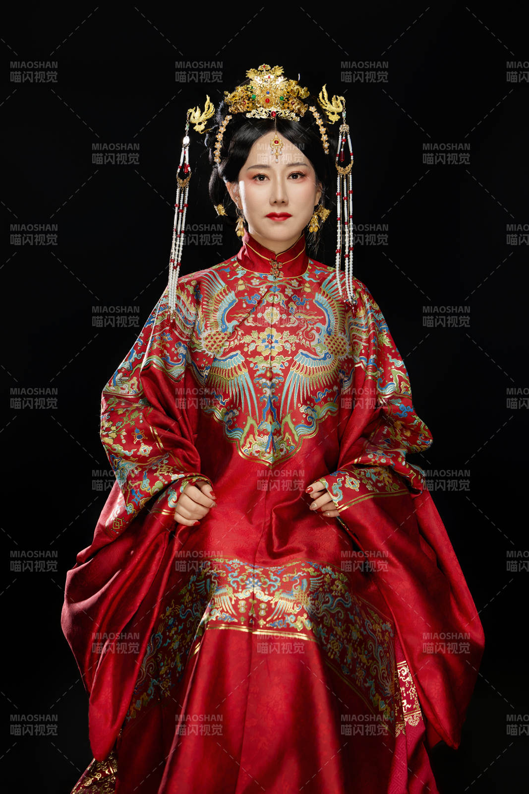 黑色背景下穿著中國明朝明制漢服服飾的女性