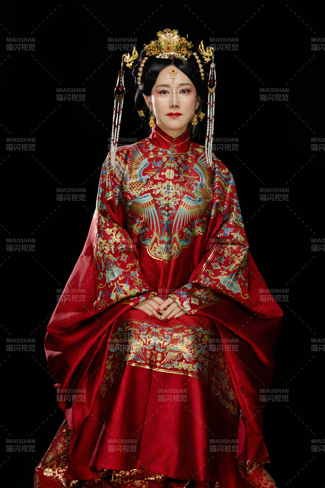 黑色背景下穿著中國明朝明制漢服服飾的女性