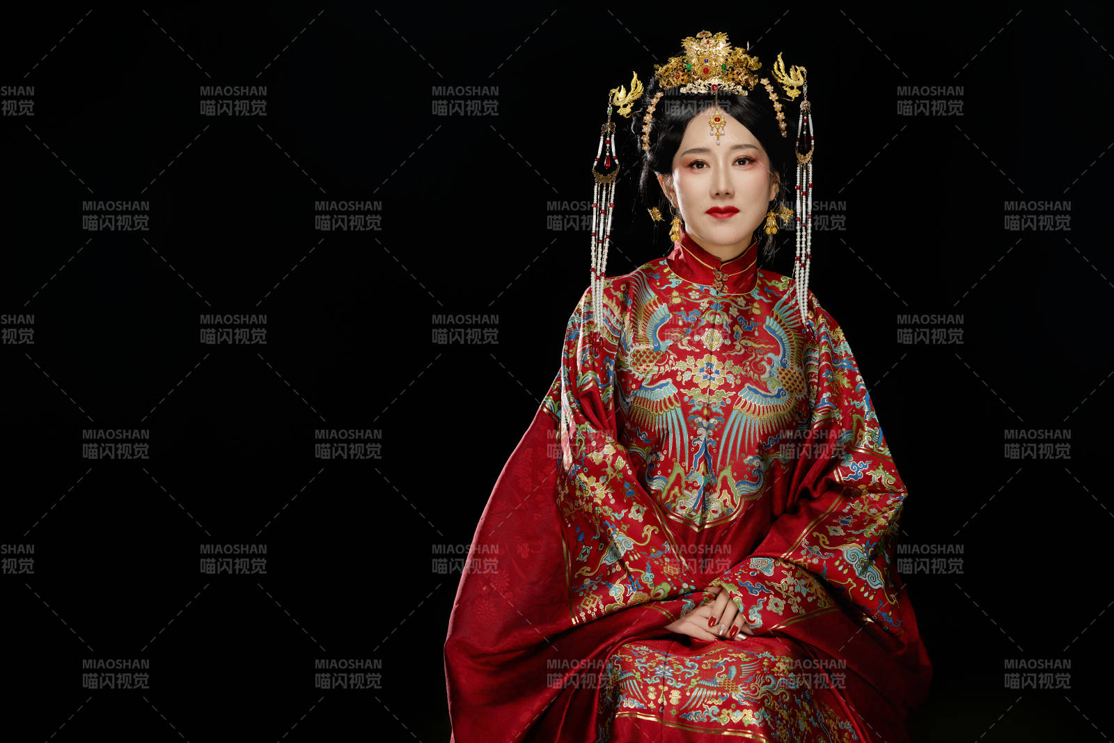 黑色背景下穿着中国明朝明制汉服服饰的女性