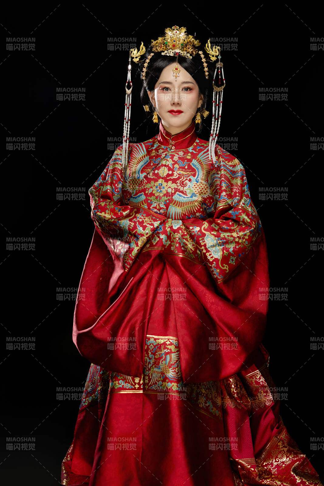 黑色背景下穿著中國明朝明制漢服服飾的女性