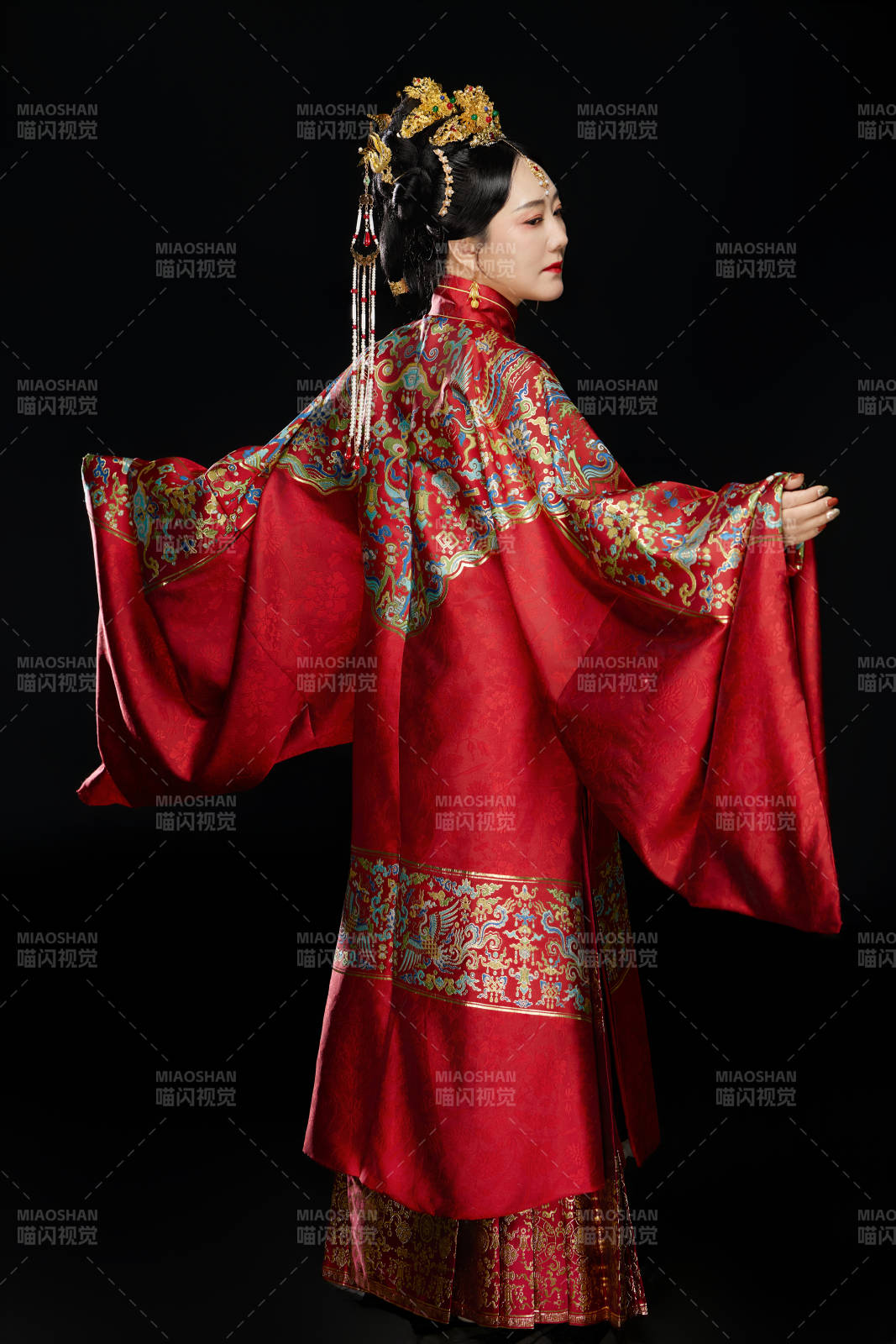 黑色背景下穿著中國明朝明制漢服服飾的女性