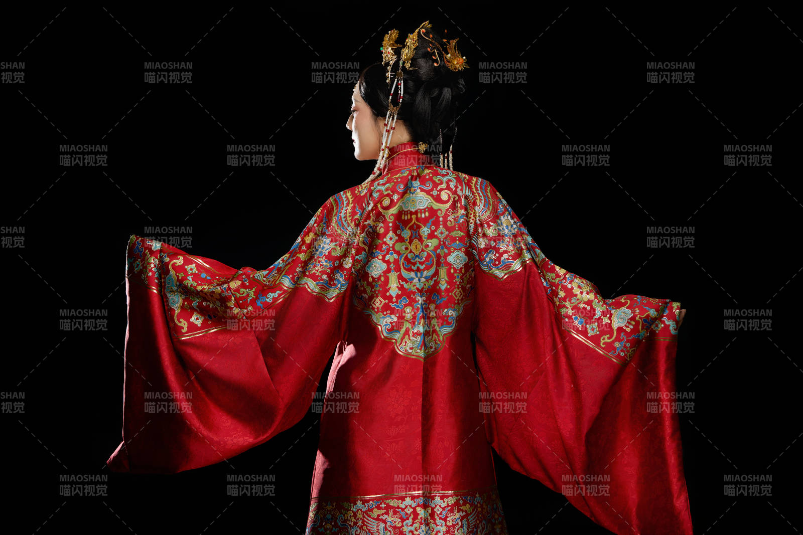 黑色背景下穿著中國明朝明制漢服服飾的女性