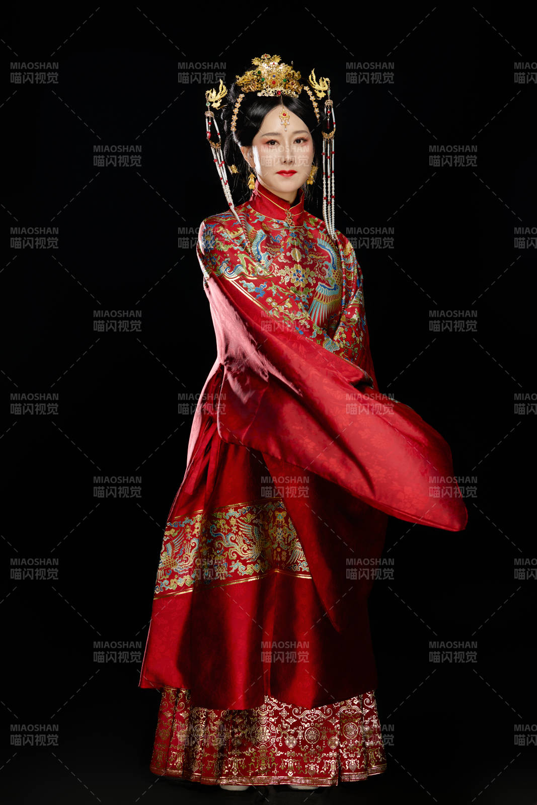 黑色背景下穿著中國明朝明制漢服服飾的女性