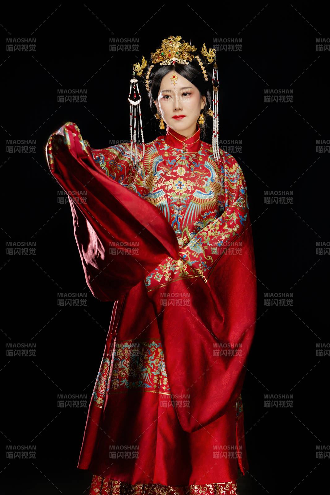 黑色背景下穿著中國明朝明制漢服服飾的女性