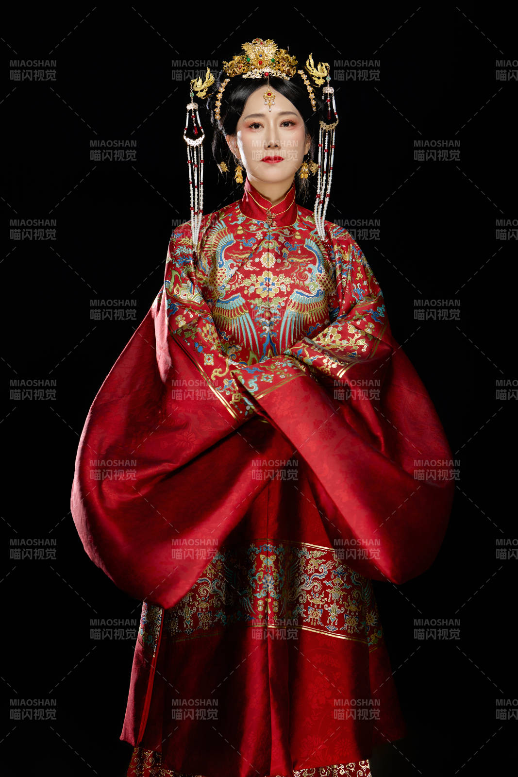 黑色背景下穿著中國明朝明制漢服服飾的女性