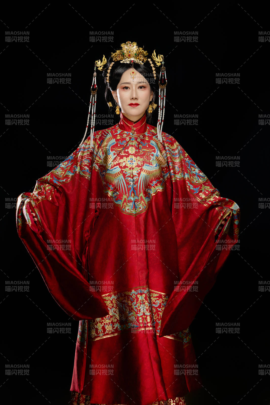 黑色背景下穿著中國明朝明制漢服服飾的女性