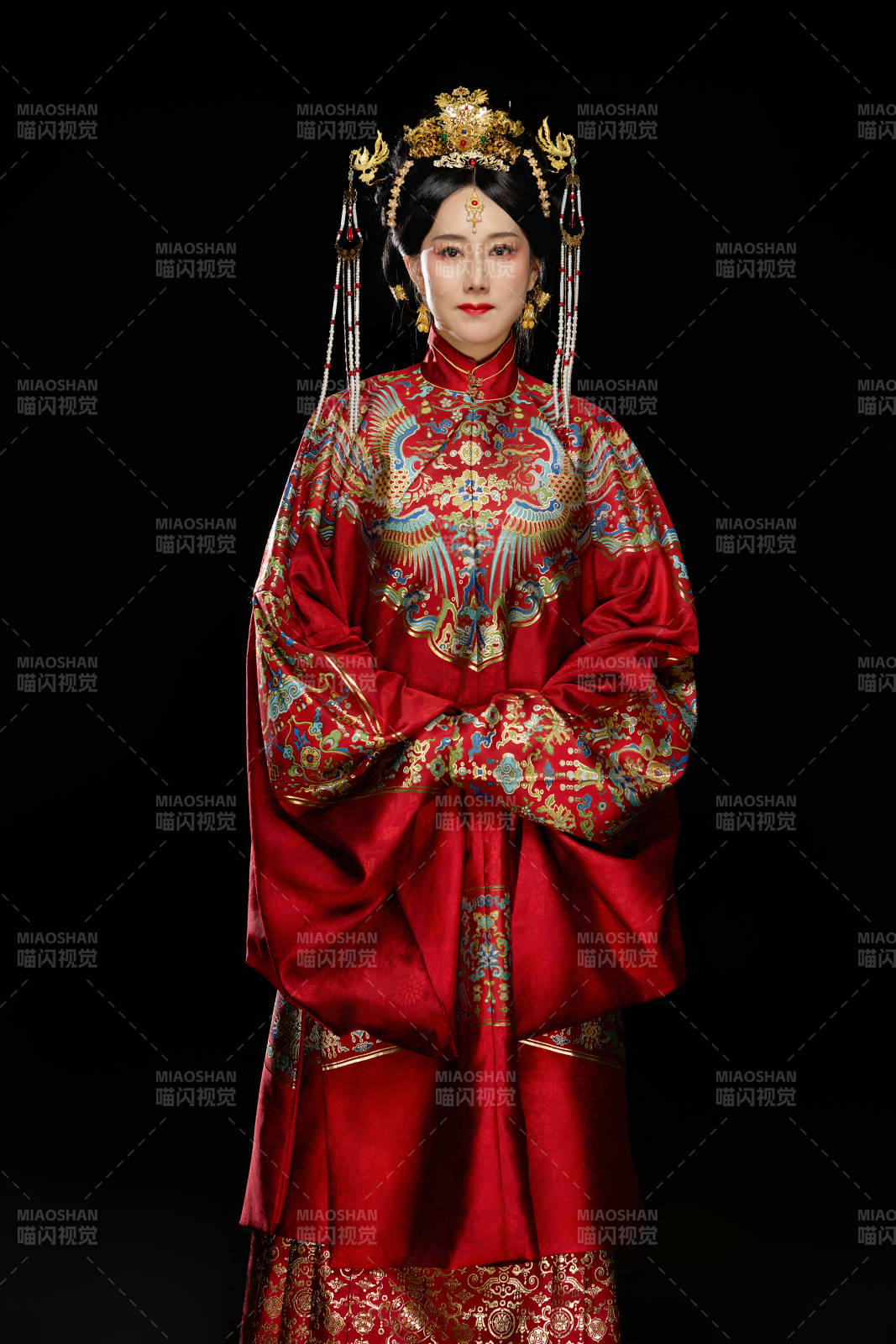 黑色背景下穿著中國(guó)明朝明制漢服服飾的女性