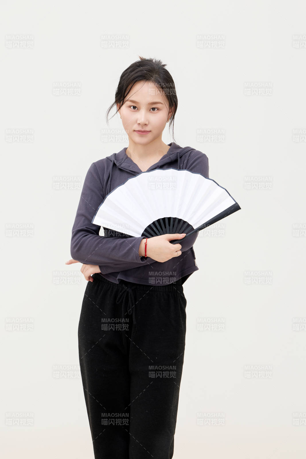 黑色背景下的亞洲美麗年輕女性形象