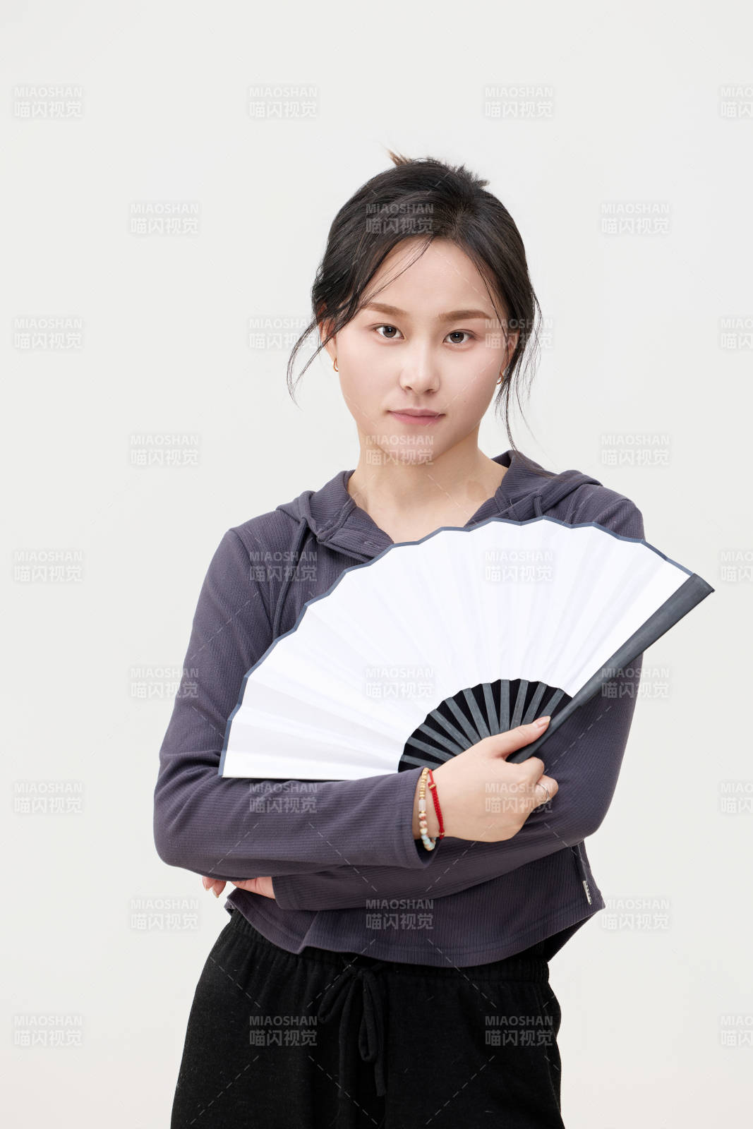 黑色背景下的亞洲美麗年輕女性形象