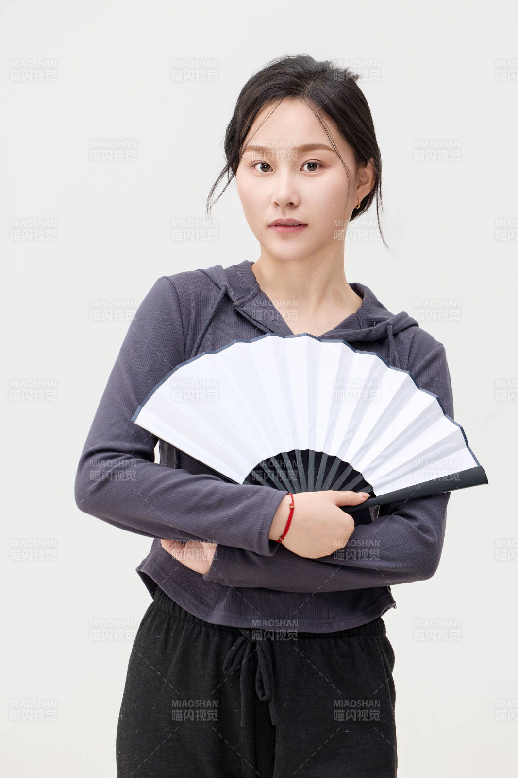 黑色背景下的亞洲美麗年輕女性形象