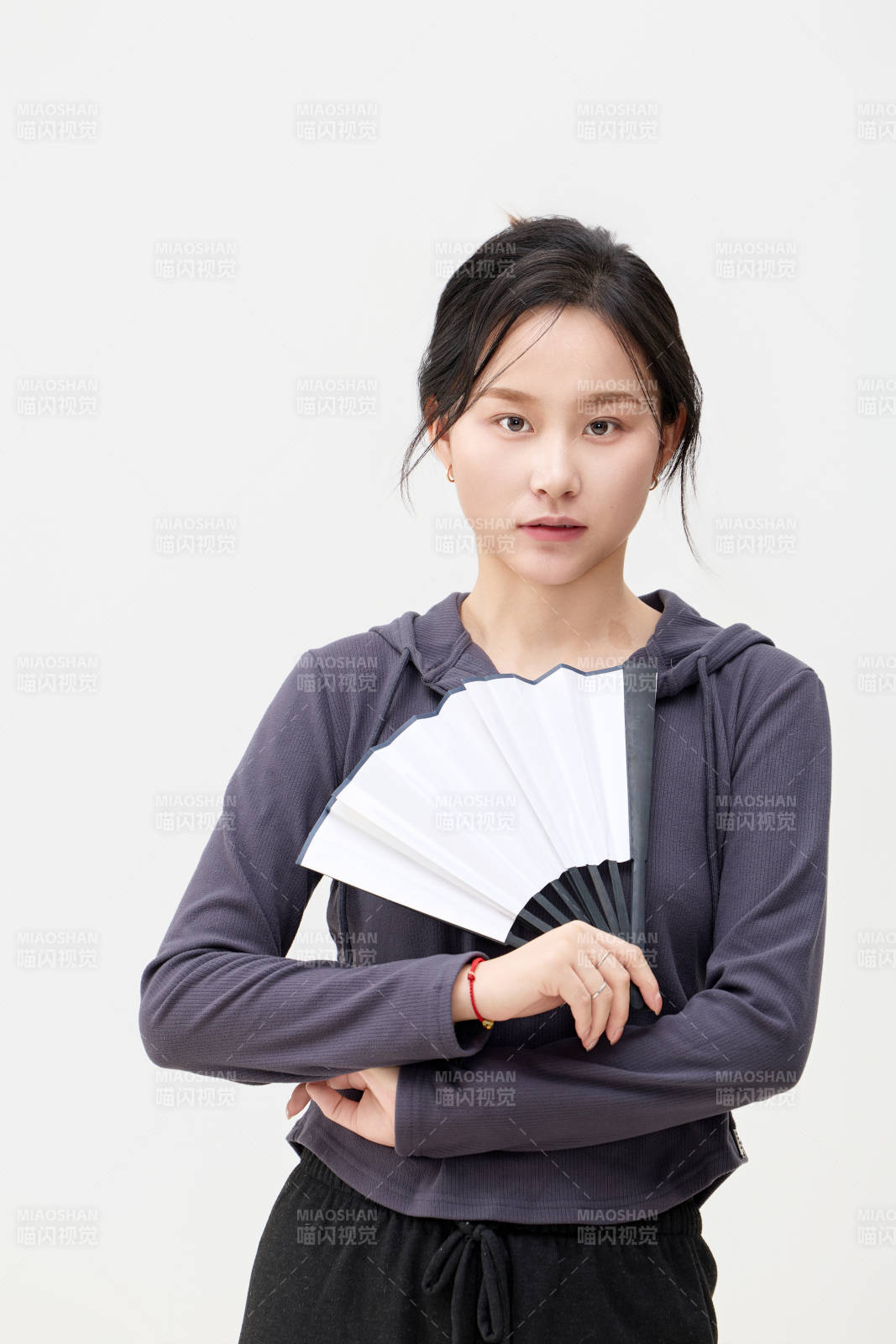 黑色背景下的亞洲美麗年輕女性形象