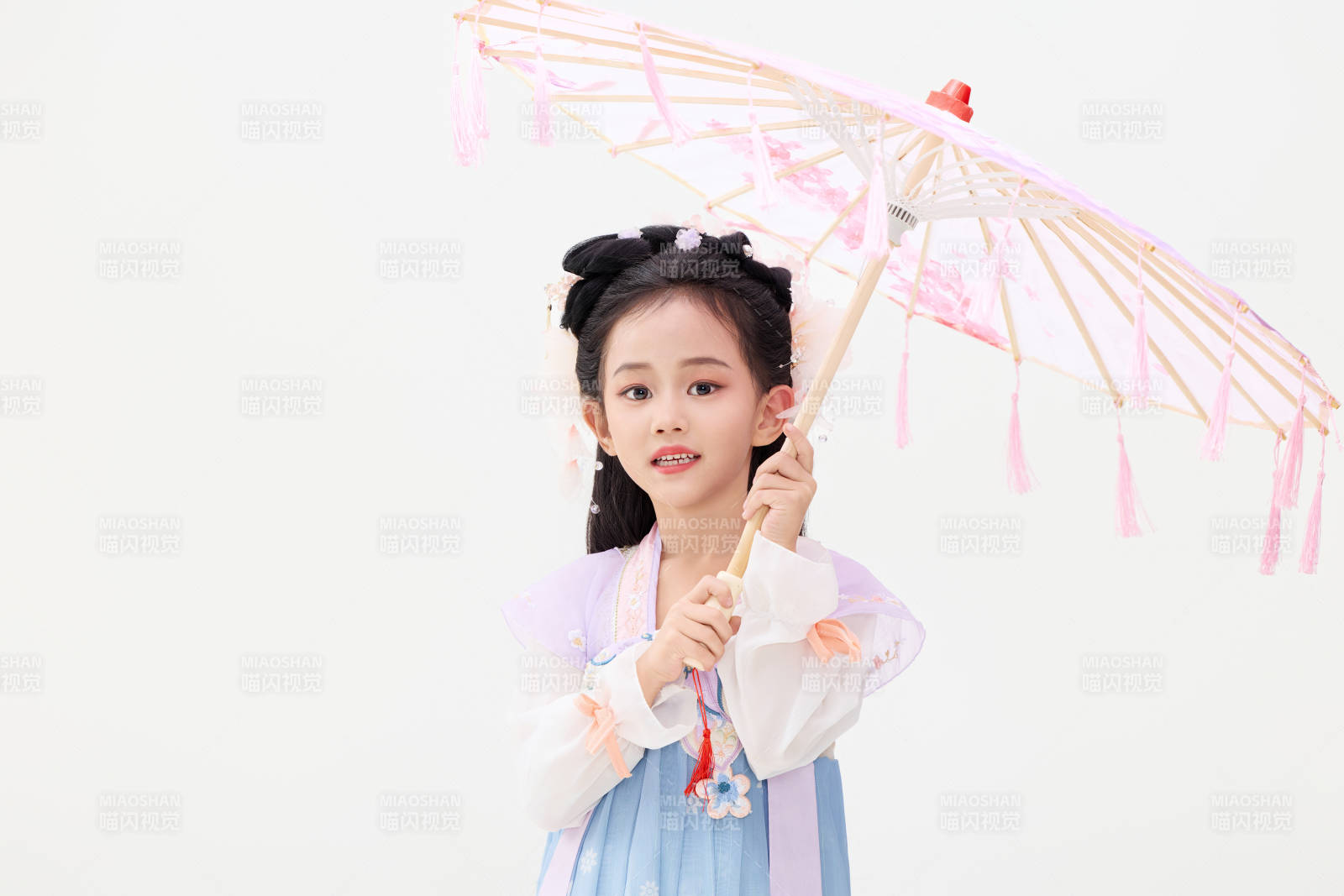 黑色背景下穿著中國明制漢服的中國女童