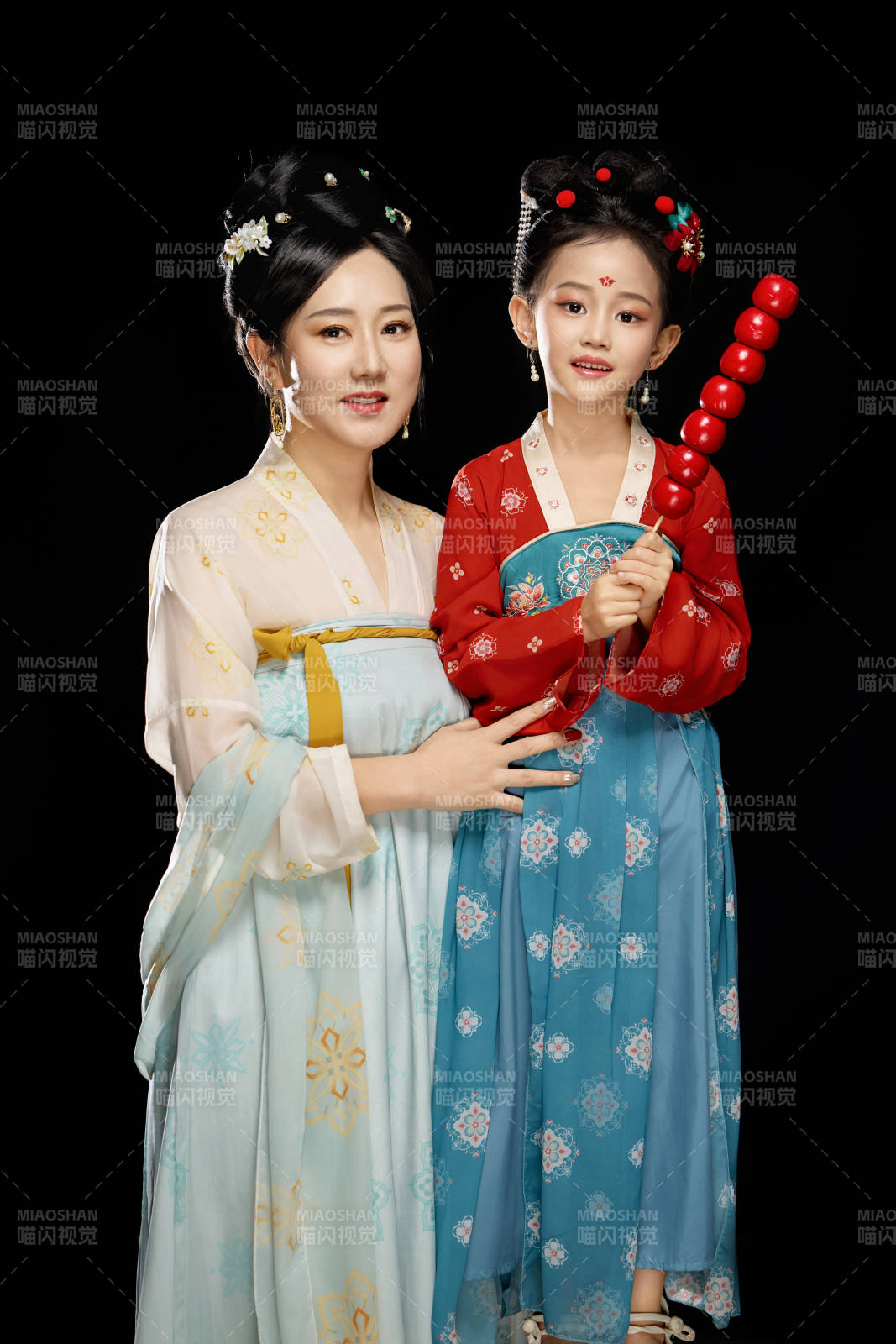 黑色背景下漢服裝扮的中國母女親子人像