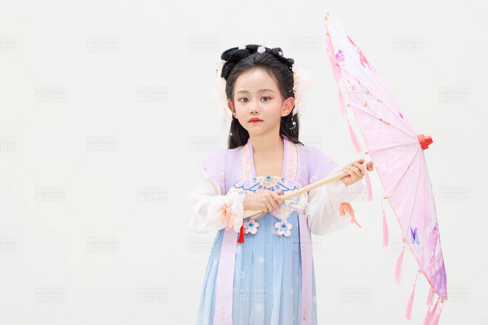 黑色背景下穿著中國明制漢服的中國女童