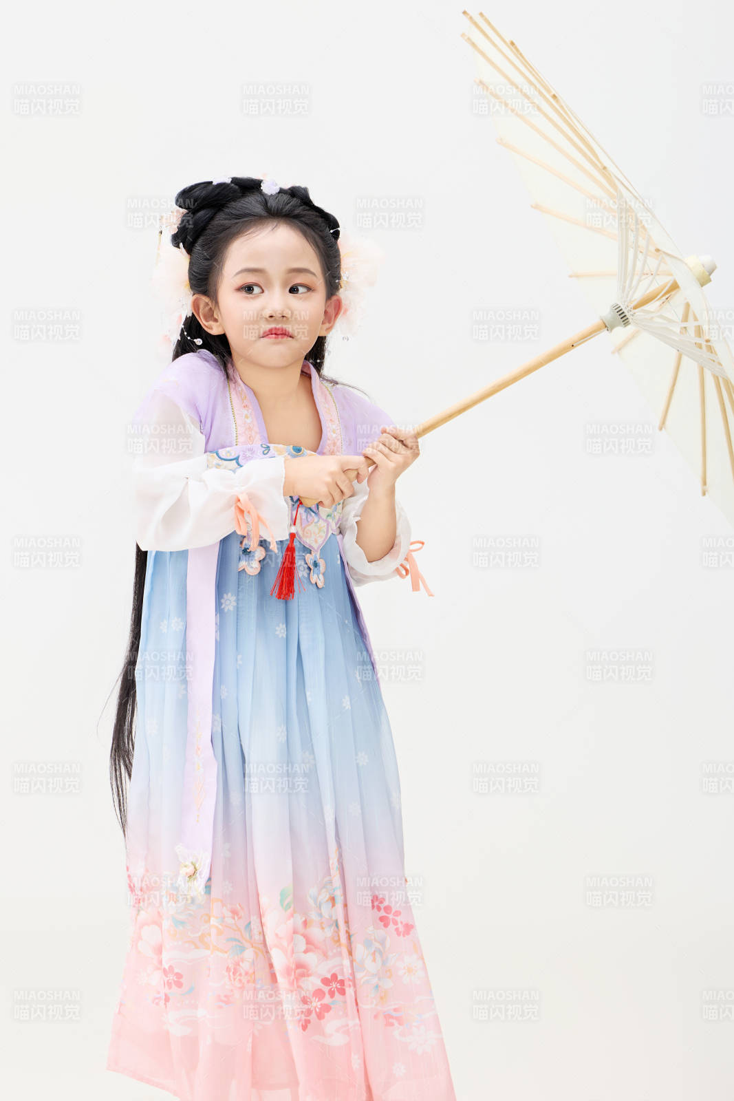 黑色背景下穿著中國明制漢服的中國女童