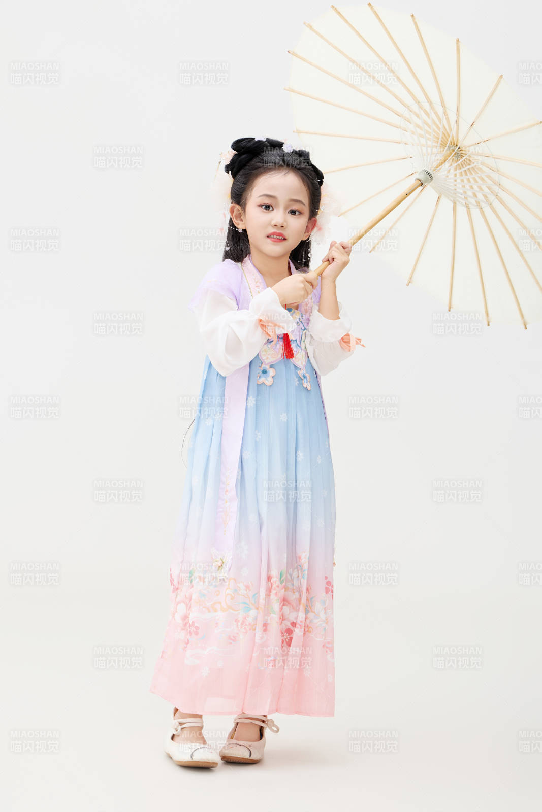 黑色背景下穿著中國明制漢服的中國女童