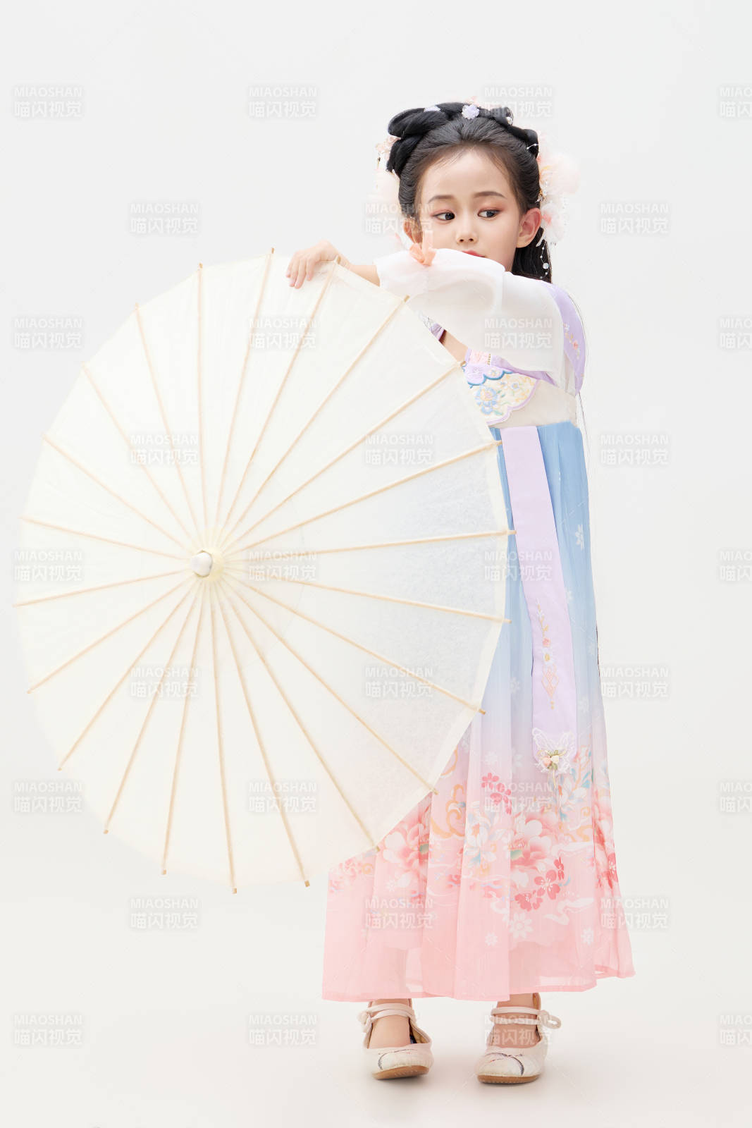 黑色背景下穿著中國明制漢服的中國女童