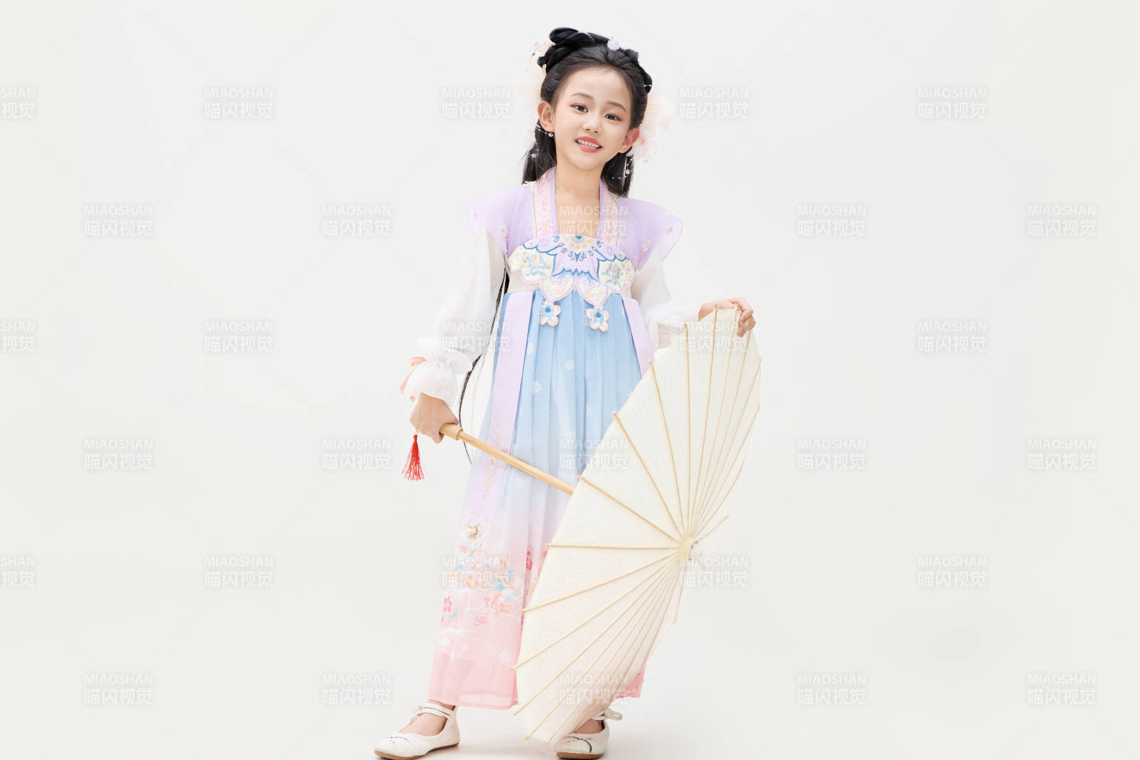 黑色背景下穿著中國明制漢服的中國女童