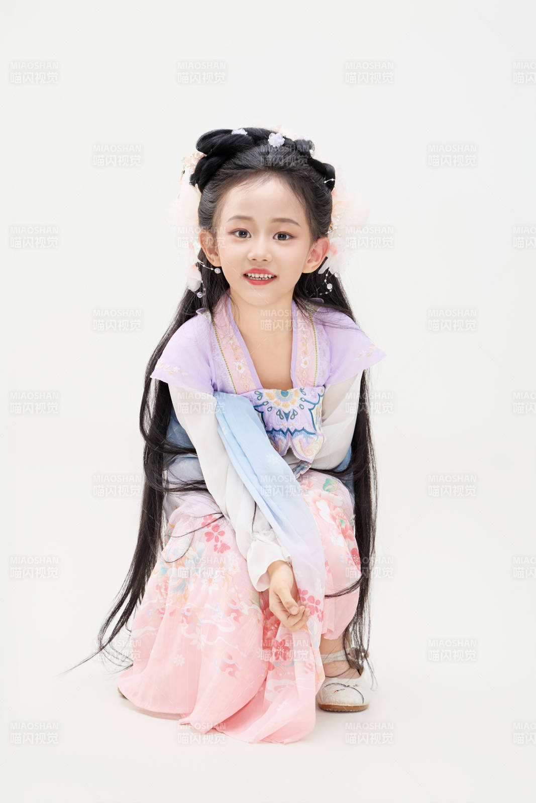 黑色背景下穿著中國明制漢服的中國女童