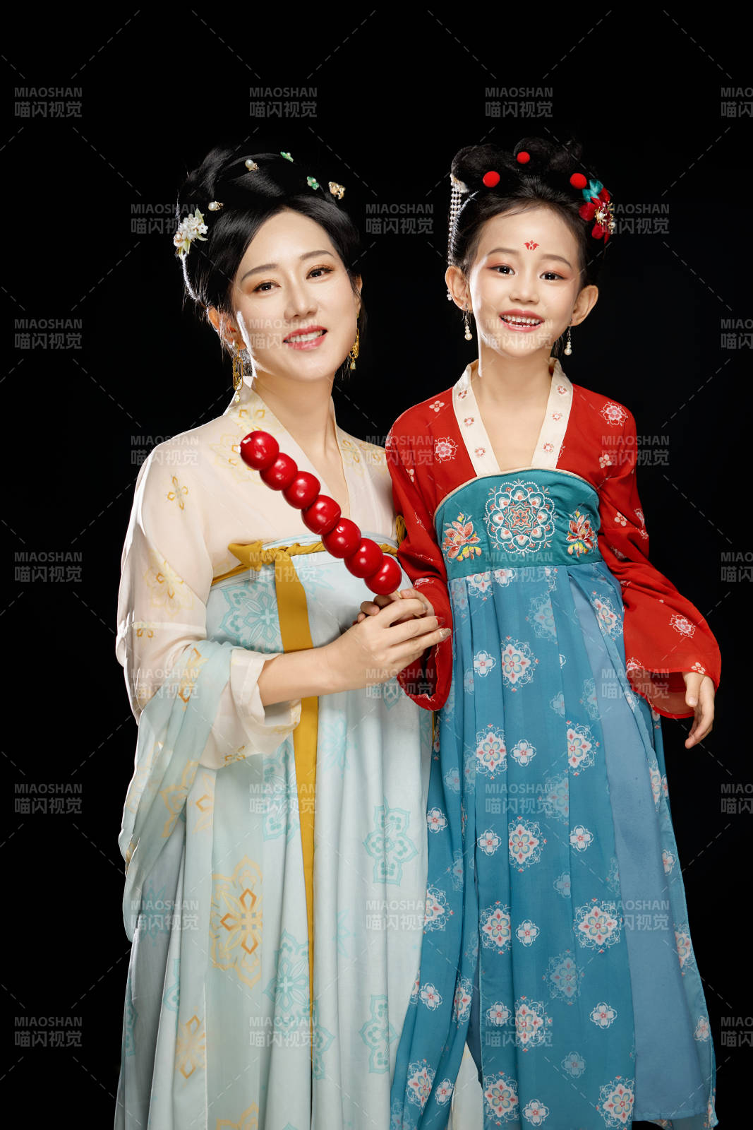 黑色背景下漢服裝扮的中國母女親子人像