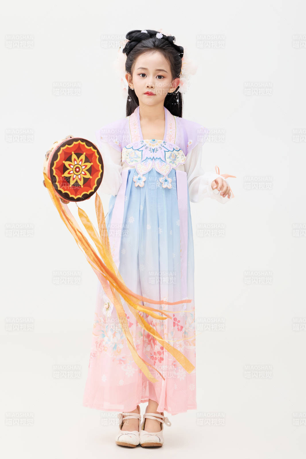 黑色背景下穿著中國明制漢服的中國女童