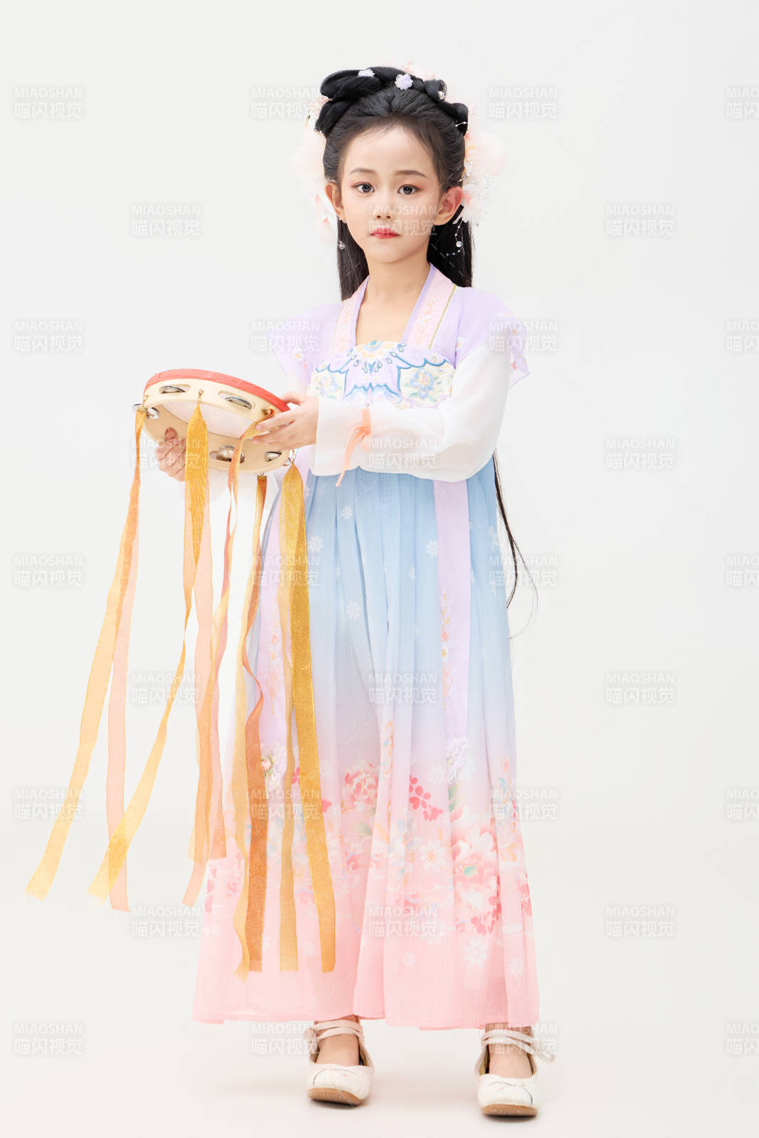 黑色背景下穿著中國明制漢服的中國女童