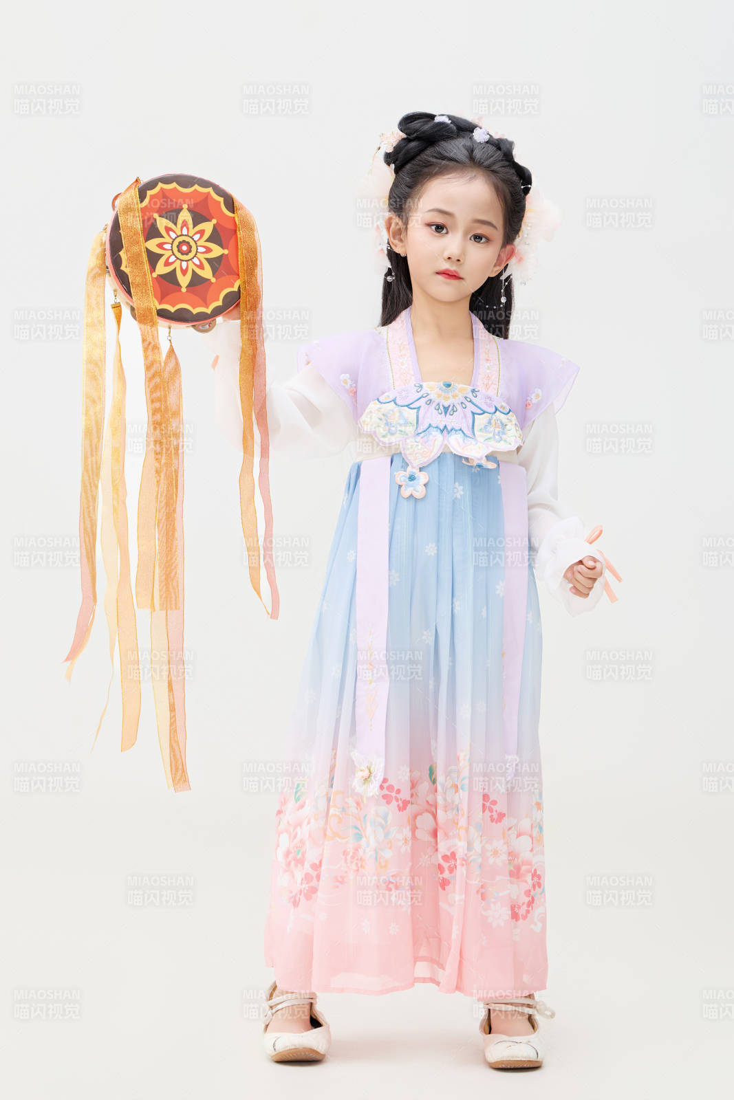 黑色背景下穿著中國(guó)明制漢服的中國(guó)女童