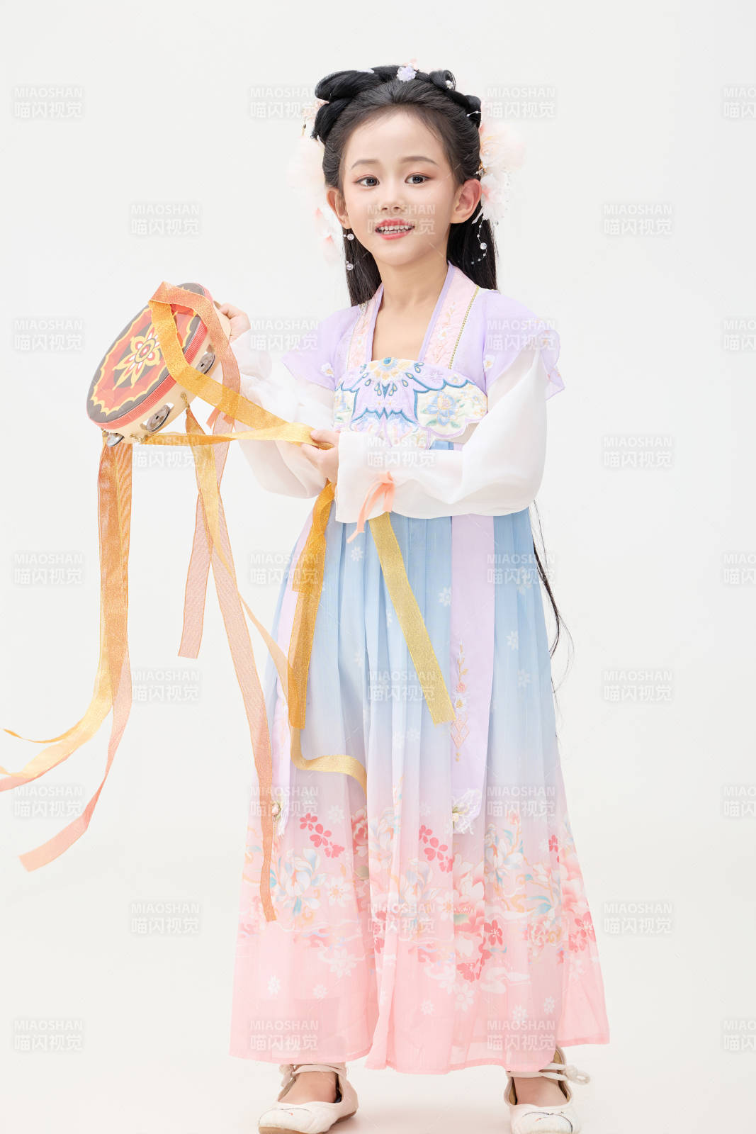 黑色背景下穿著中國明制漢服的中國女童