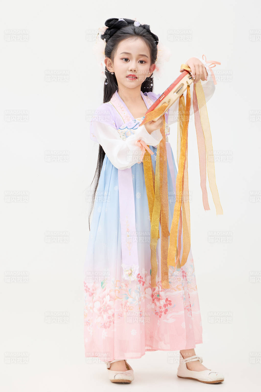 黑色背景下穿著中國明制漢服的中國女童