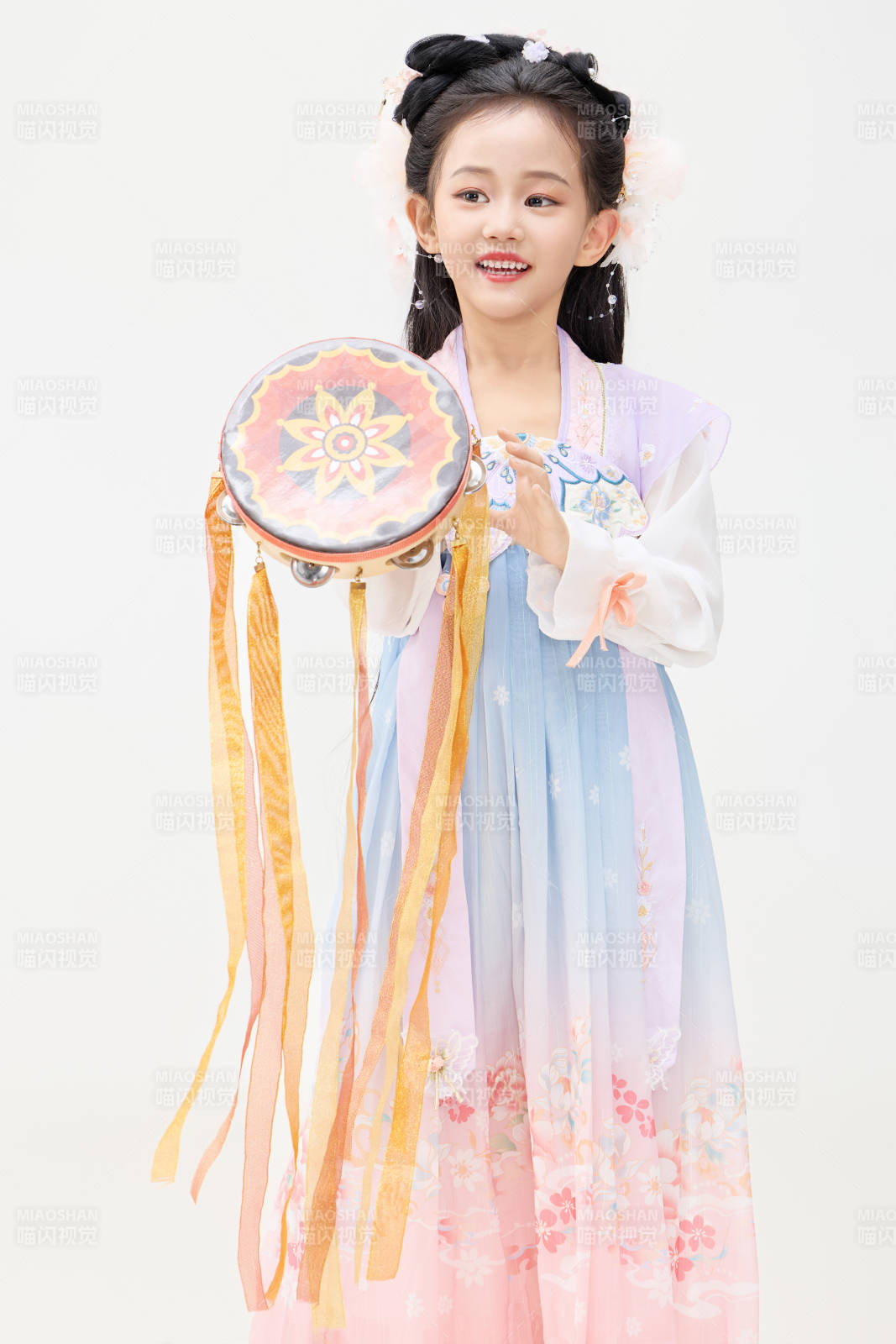 黑色背景下穿著中國(guó)明制漢服的中國(guó)女童