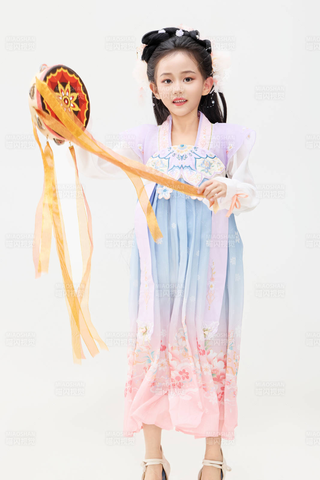 黑色背景下穿著中國明制漢服的中國女童