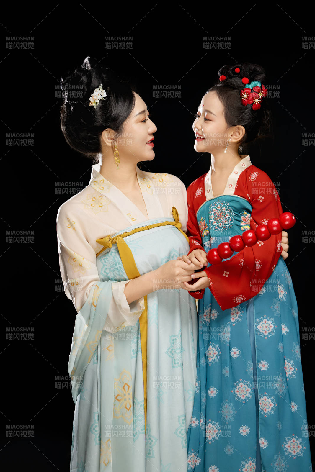 黑色背景下漢服裝扮的中國母女親子人像