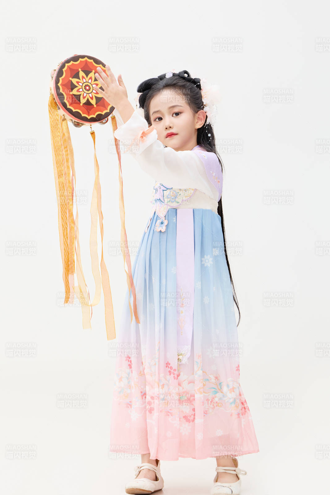 黑色背景下穿著中國明制漢服的中國女童