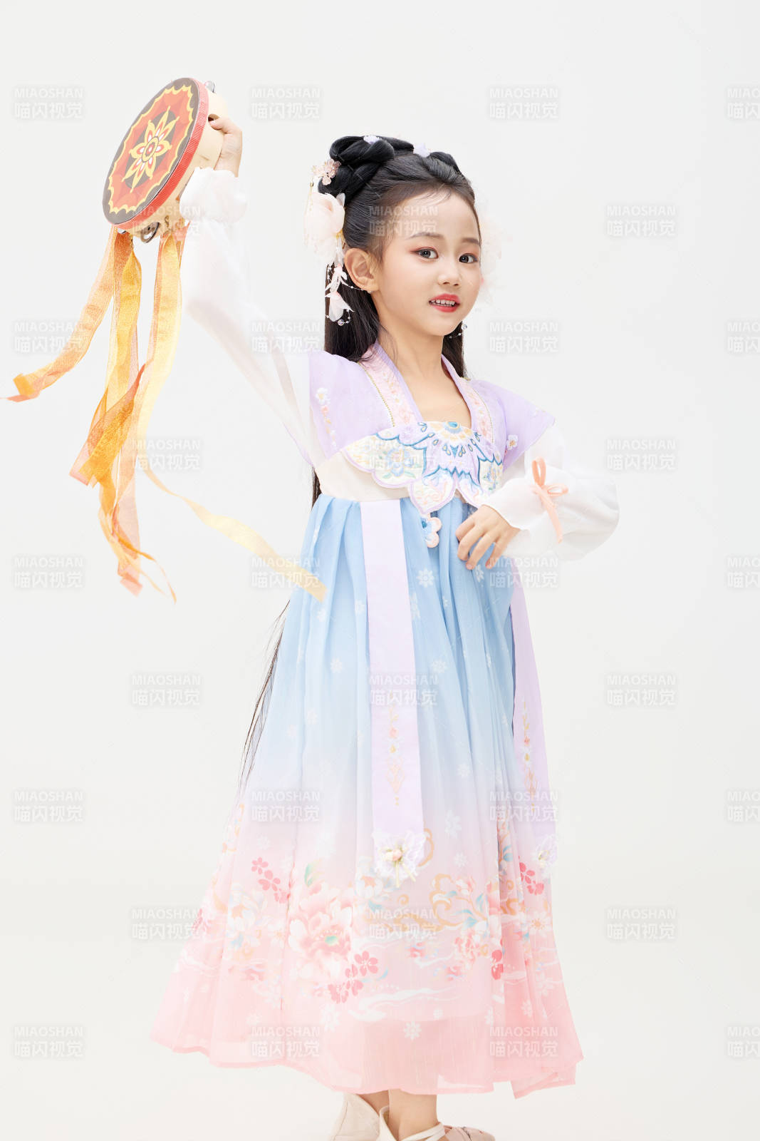 黑色背景下穿著中國明制漢服的中國女童