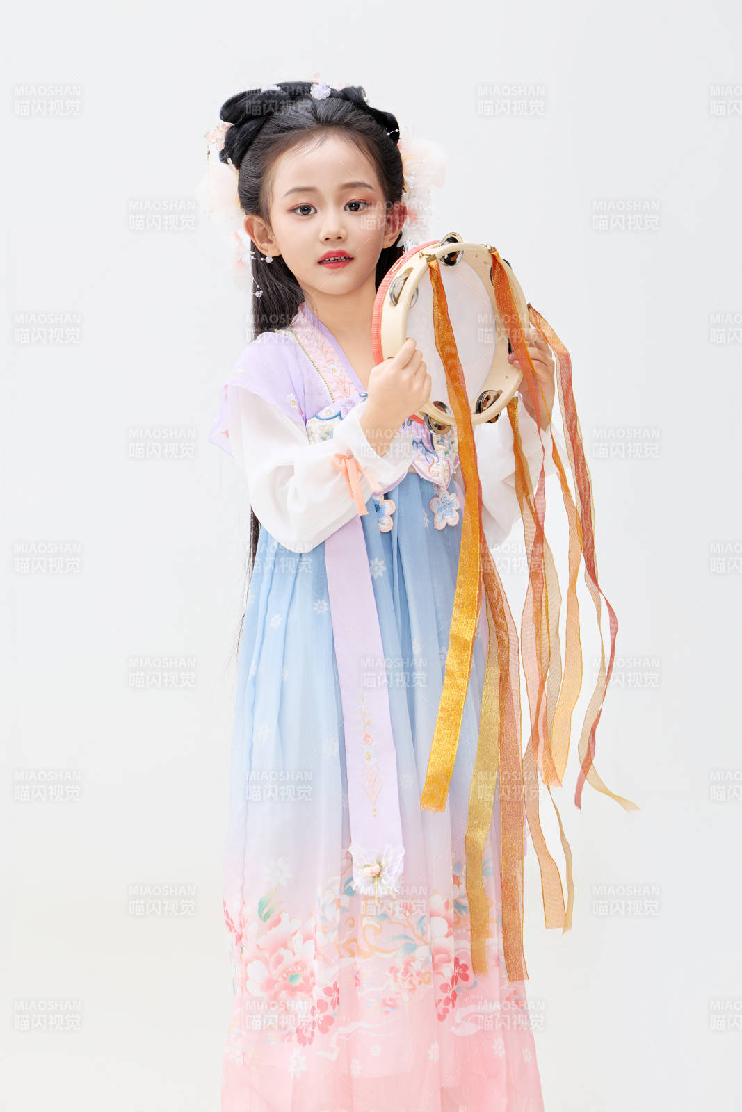 黑色背景下穿着中国明制汉服的中国女童