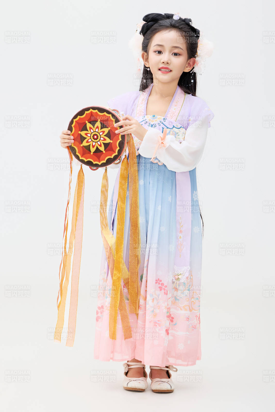 黑色背景下穿著中國明制漢服的中國女童