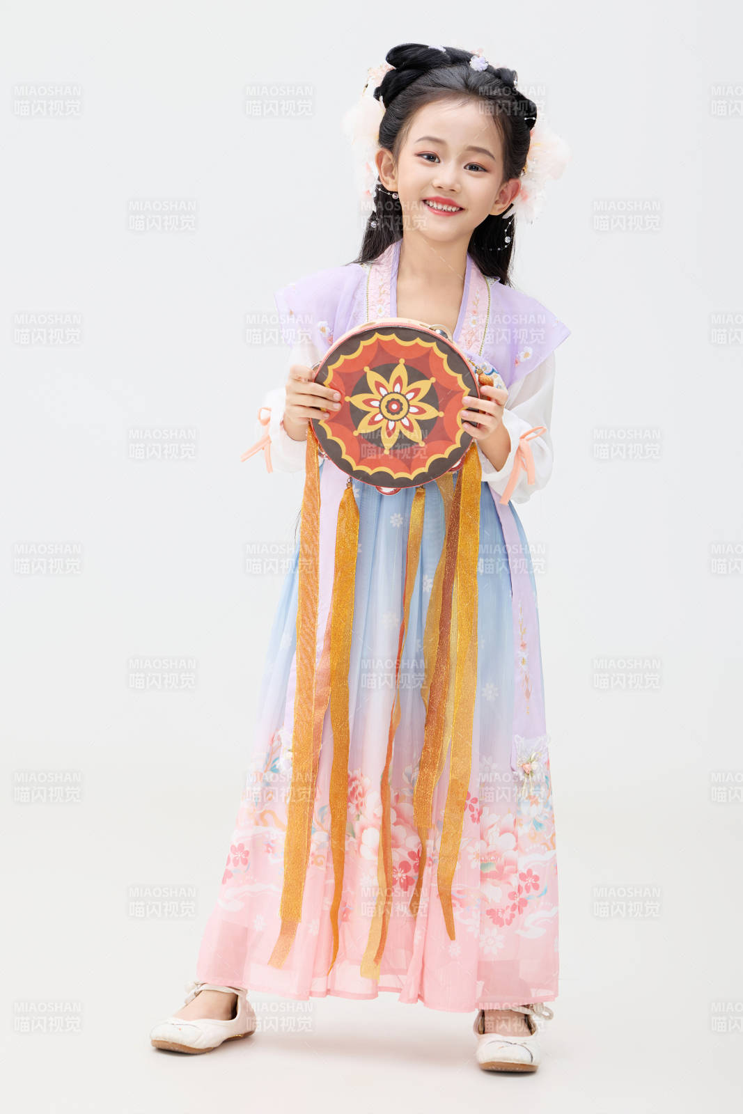 黑色背景下穿著中國明制漢服的中國女童