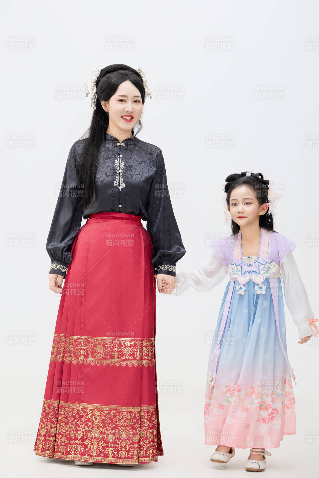 黑色背景下汉服装扮的中国母女亲子人像