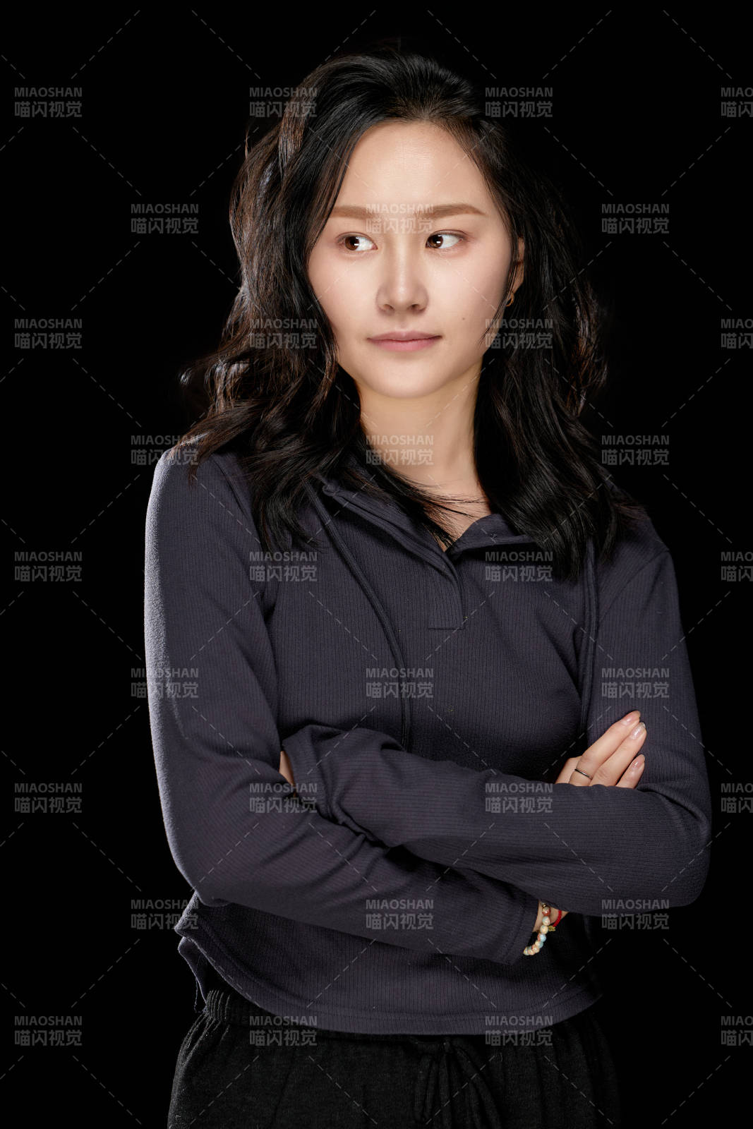 黑色背景下的亞洲美麗年輕女性形象