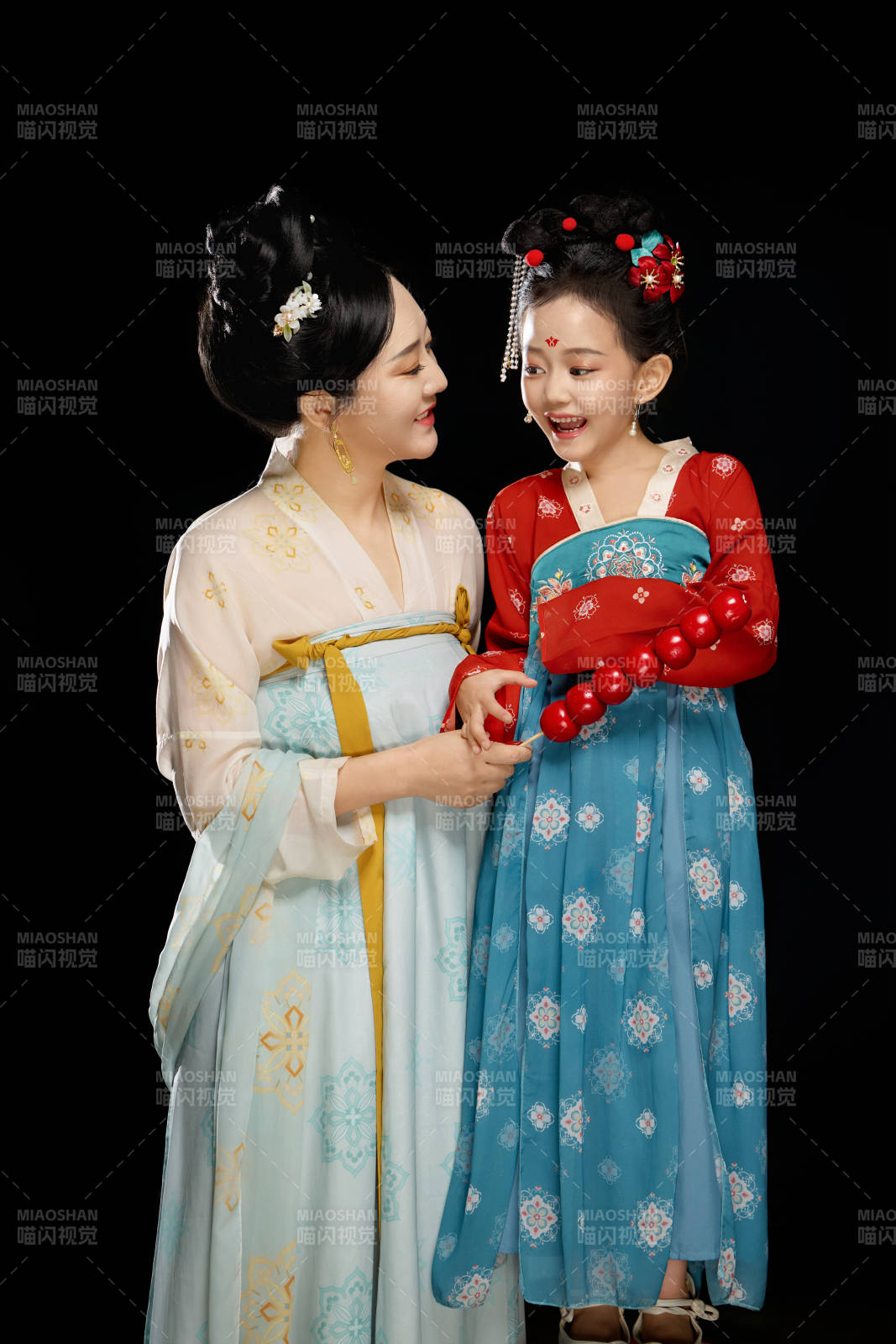 黑色背景下漢服裝扮的中國(guó)母女親子人像