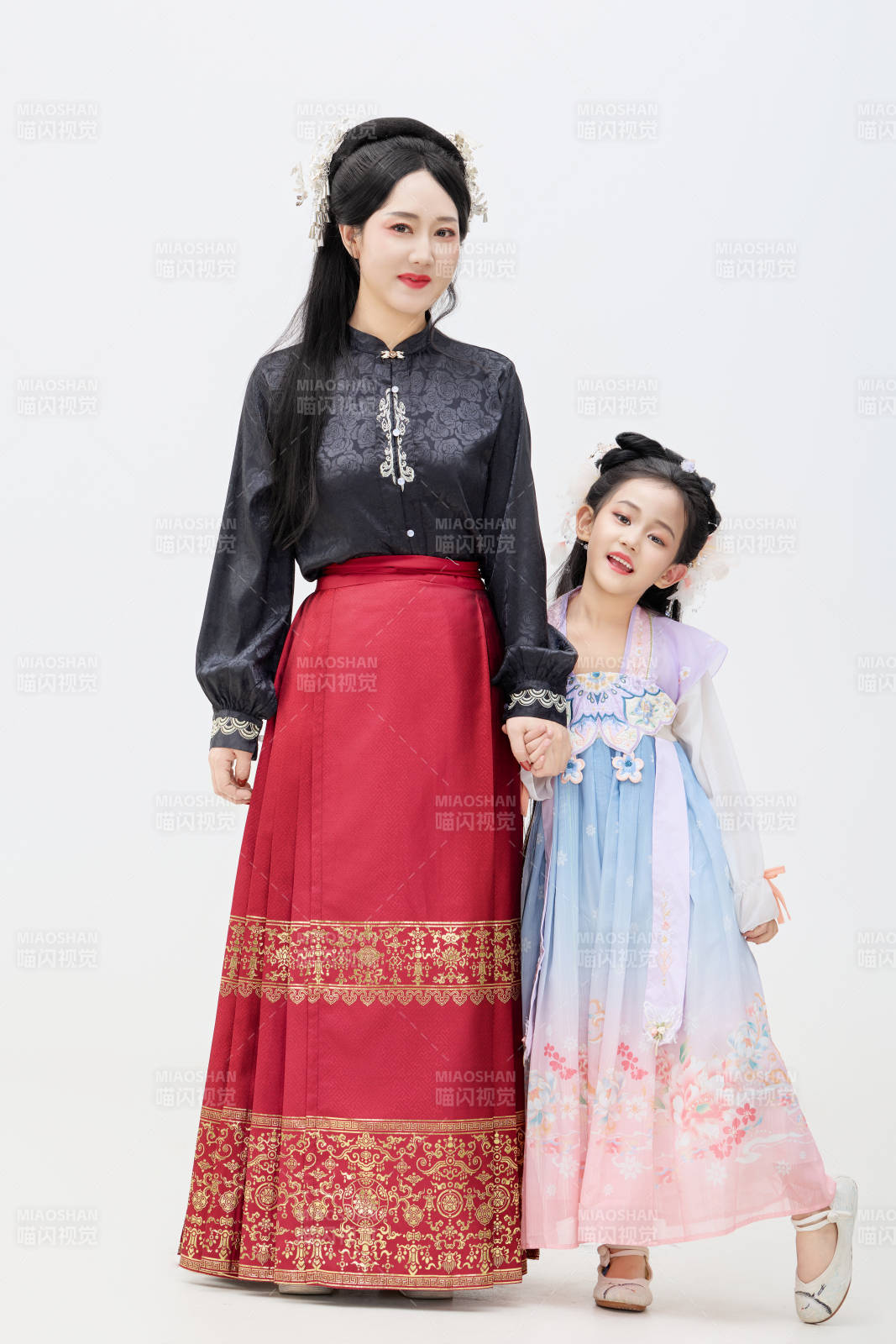 黑色背景下漢服裝扮的中國母女親子人像